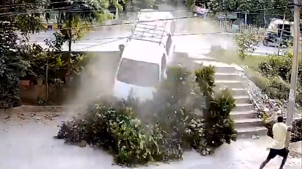 Ghaziabad School Van Crash: Dramatic CCTV Captures Moment Vehicle Drops Onto Service Lane | WATCH Ghaziabad School Van Crash: Dramatic CCTV Captures Moment Vehicle Drops Onto Service Lane | WATCH