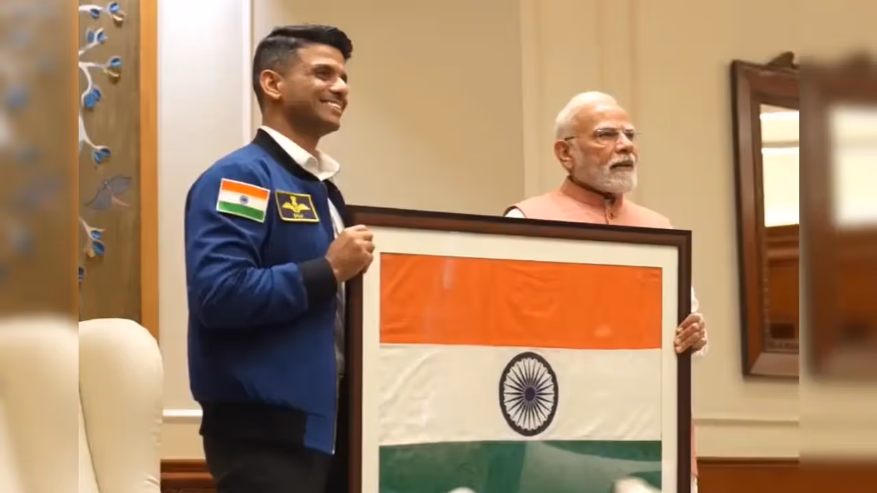 Modi meets ISRO Astronaut Shubhanshu Shukla at LKM