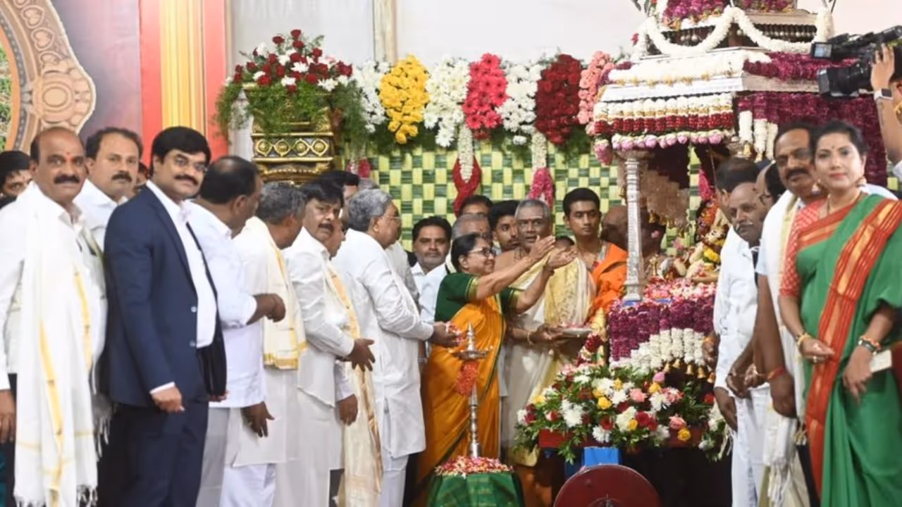 Banu Mushtaq offers flowers at Mysuru Dasara inauguration