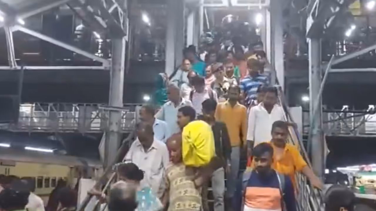 Bardhaman railway station accident: Footoverbridge fall injures eight passengers.