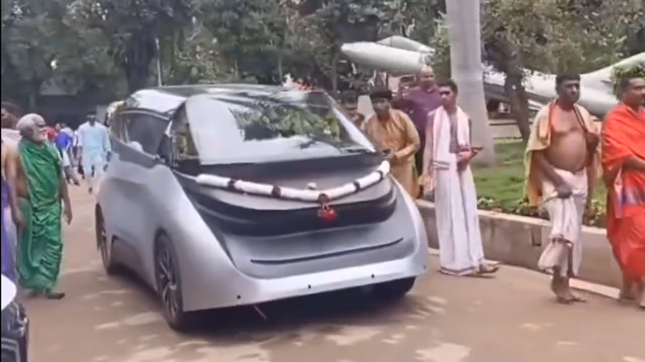 Seer takes ride in Bengaluru’s first driverless car at RV College campus