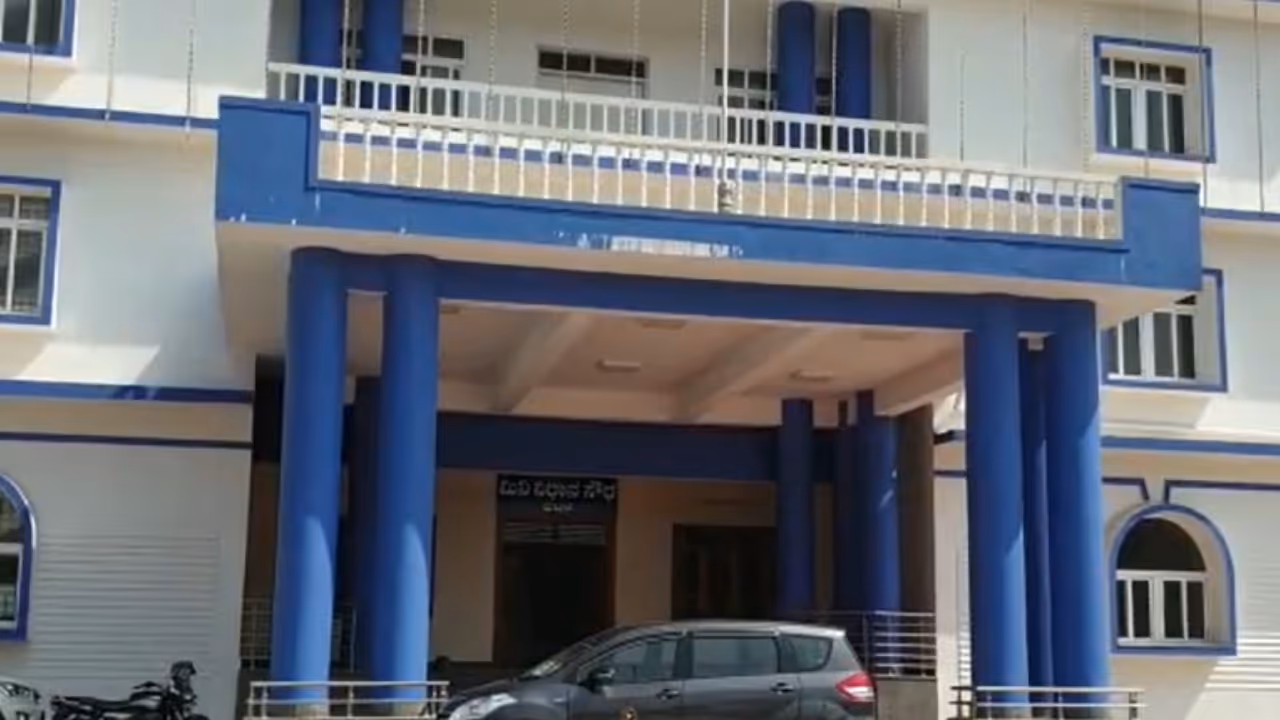 Police tighten security after hoax bomb threat at Bhatkal Tahsildar office Police tighten security after hoax bomb threat at Bhatkal Tahsildar office