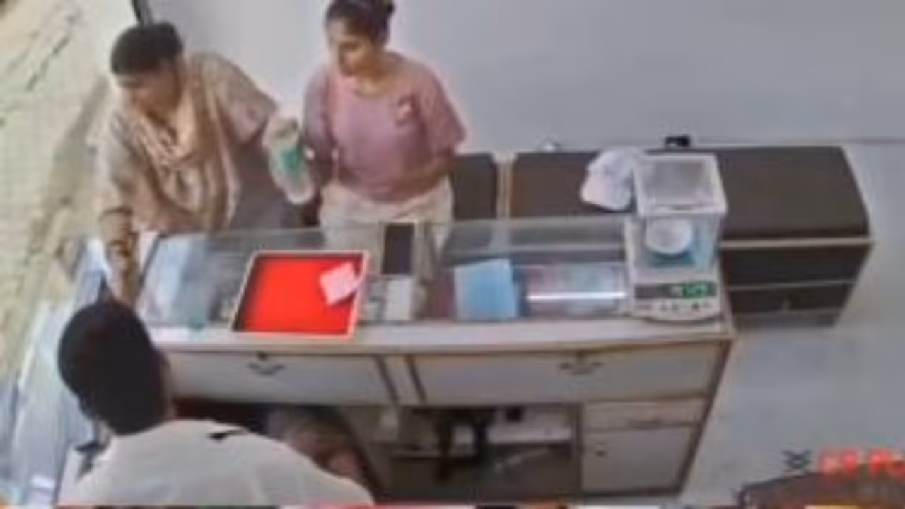 Shocking incident from Meerut! A sealed water bottle allegedly contained acid Shocking incident from Meerut! A sealed water bottle allegedly contained acid