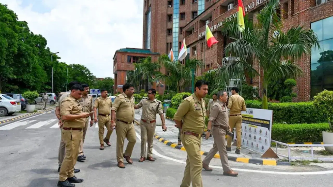 डीन समेत 4 प्रोफेसर निलंबित डीन समेत 4 प्रोफेसर निलंबित