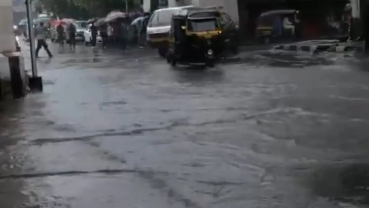 मुंबई में भारी बारिश का रेड आशंका मुंबई में भारी बारिश का रेड आशंका