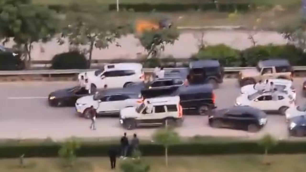 22 car convoy blocks road