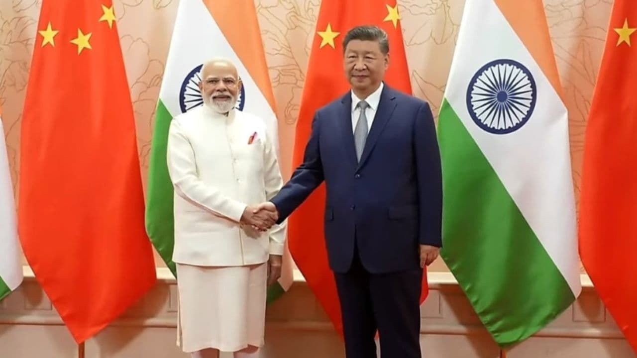 नरेंद्र मोदी और चीनी राष्ट्रपति शी जिनपिंग 
