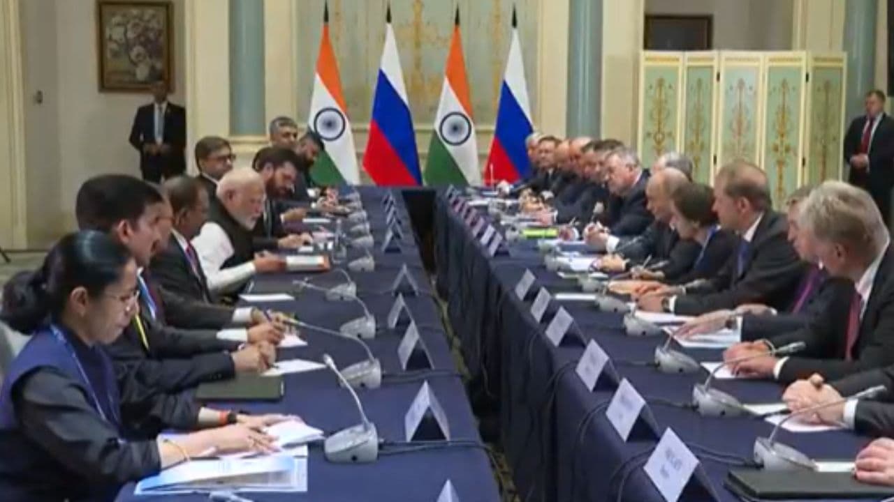 पुतिन के साथ पीएम मोदी ने की द्विपक्षीय चर्चा पुतिन के साथ पीएम मोदी ने की द्विपक्षीय चर्चा