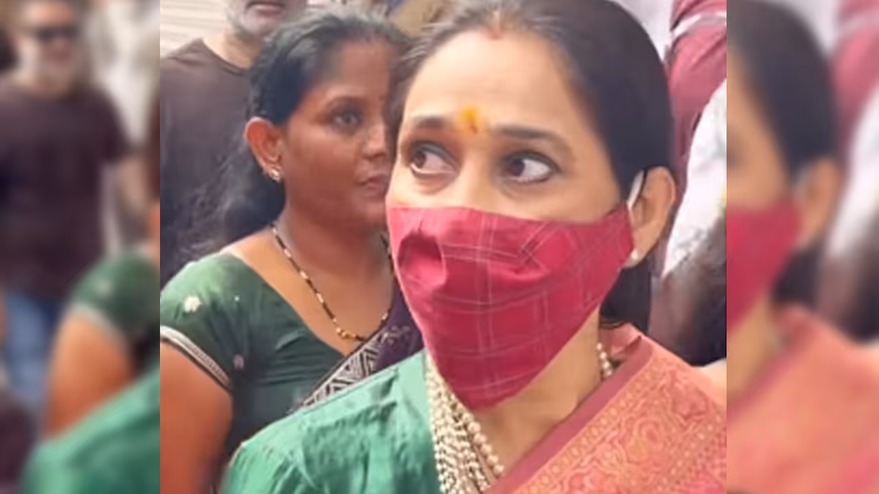 Disha Vakani At Lalbaucha Raja Disha Vakani At Lalbaucha Raja