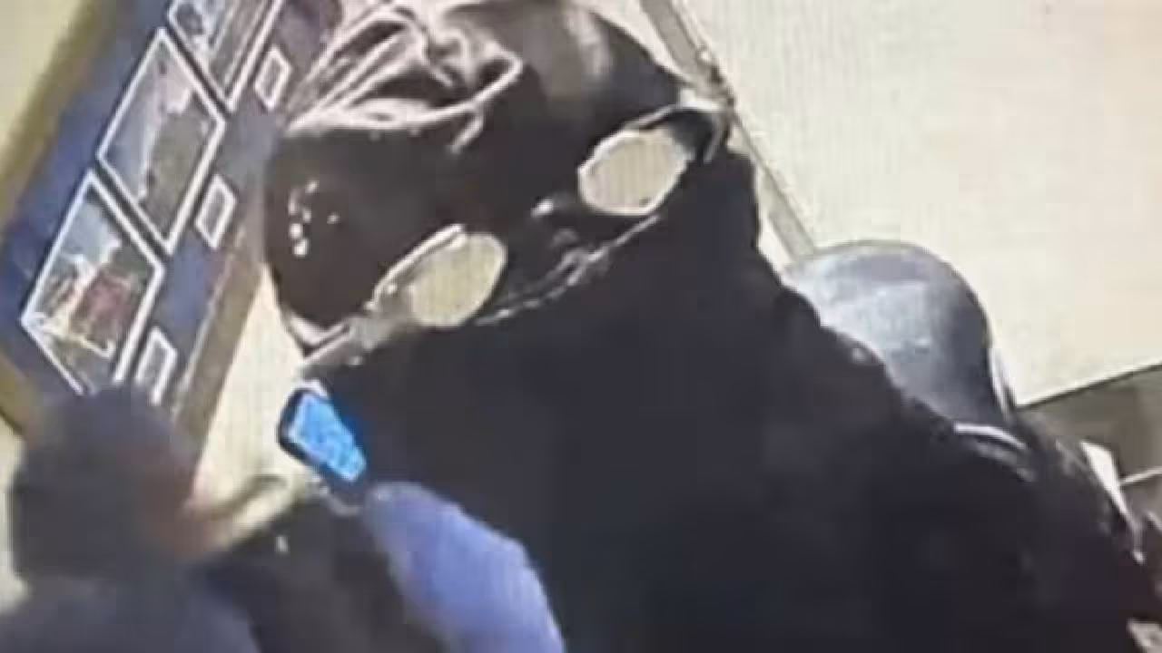 suspect Paddlefish restaurant robbery 