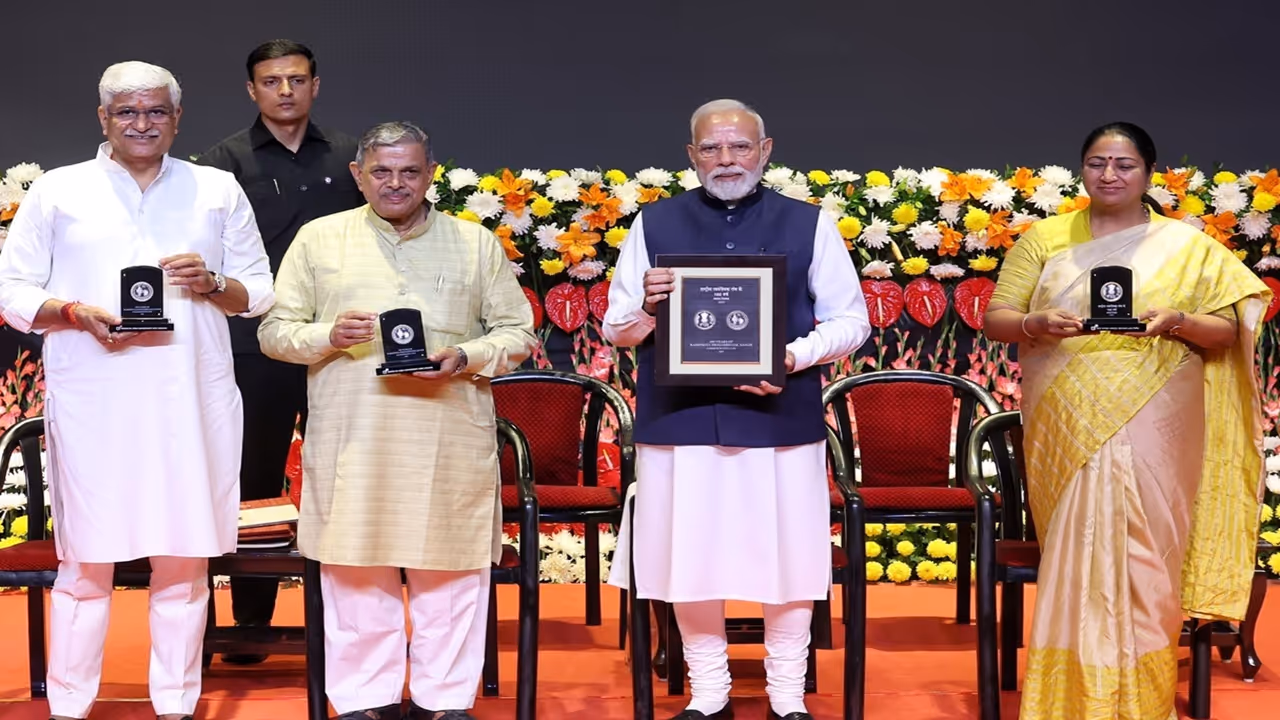 Narendra Modi unveils Rs 100 coin