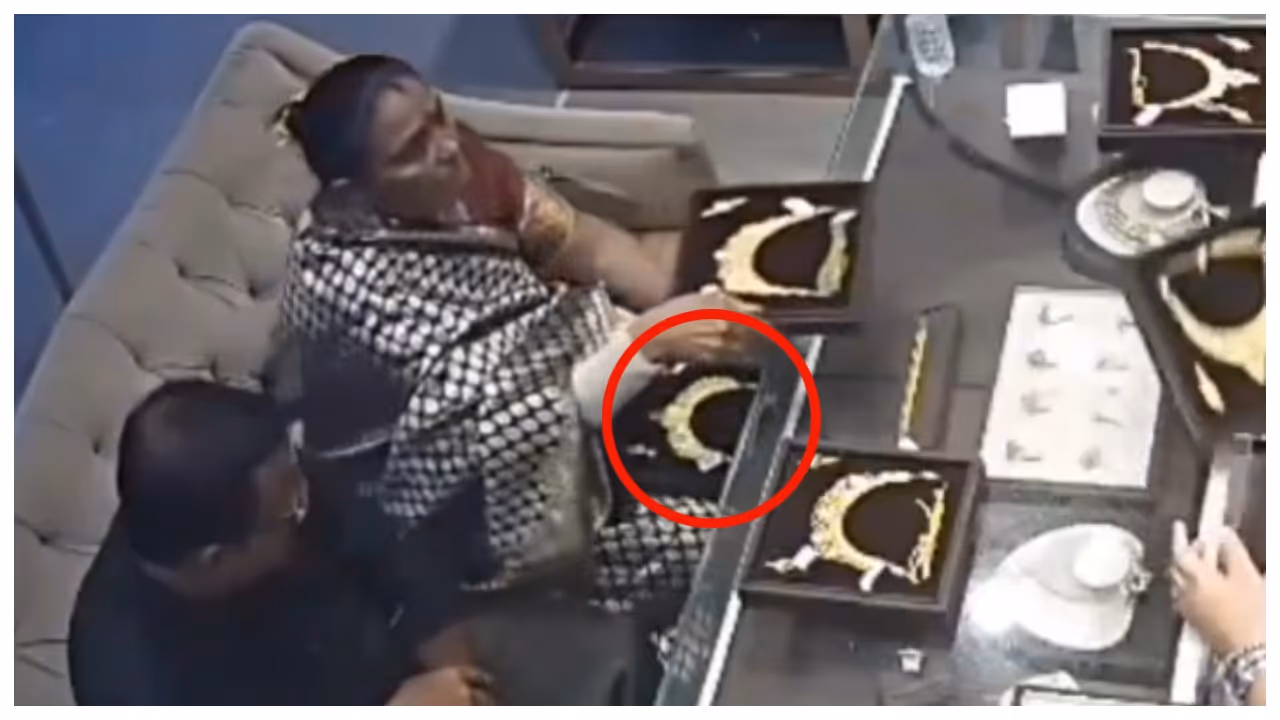 UP couple steals gold jewelry worth 6 lakh
