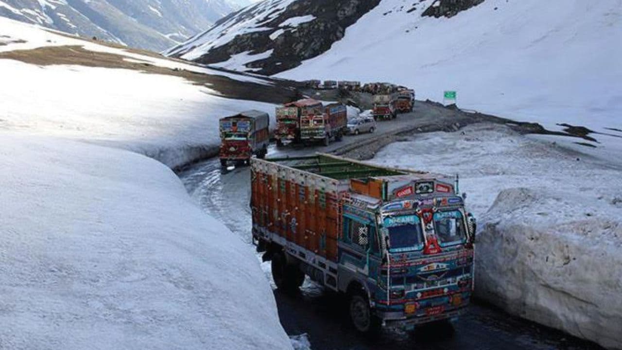 जम्मू कश्मीर के ऊंचाई वाले इलाकों में भारी बारिश और बर्फबारी