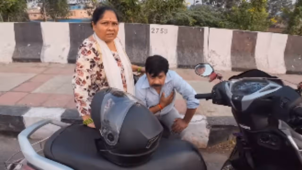 man with comorbidity suffers breathing trouble while riding scooter Anand Vihar man with comorbidity suffers breathing trouble while riding scooter Anand Vihar