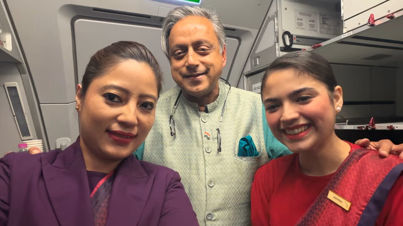 Shashi Tharoor with Air India staff Shashi Tharoor with Air India staff