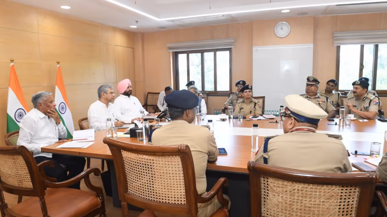 Railway Minister Reviews Security Meeting Railway Minister Reviews Security Meeting