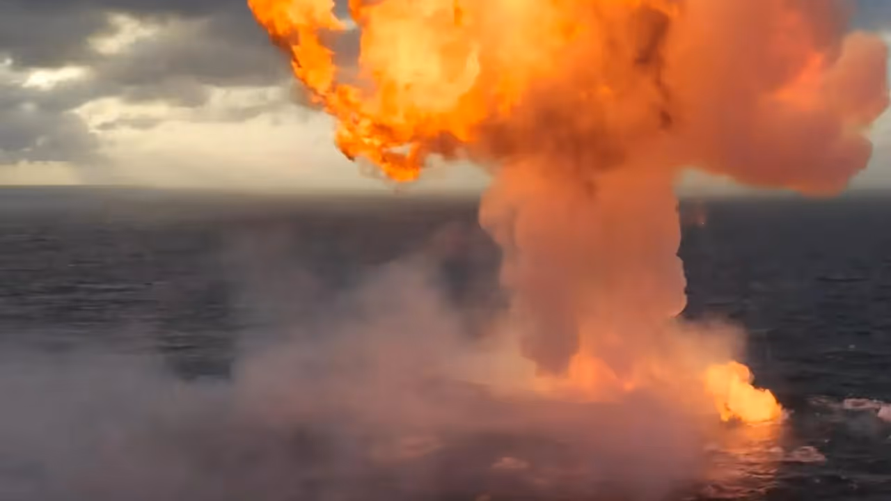 SpaceX rocket explodes into an enormous fireball SpaceX rocket explodes into an enormous fireball