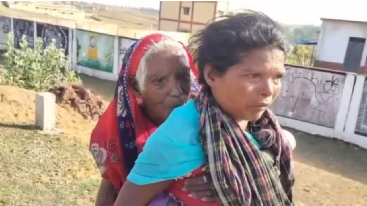 Woman carries 90 year old mother in law on back for 9 km to bank for pension in Chhattisgarh Woman carries 90 year old mother in law on back for 9 km to bank for pension in Chhattisgarh