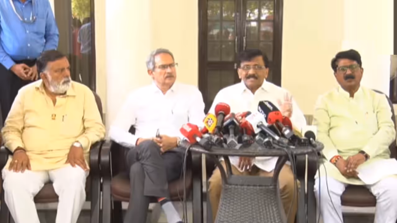 दिल्लीत 9 पैकी 3 खासदार शिवसेना उद्धव बाळासाहेब ठाकरे पक्षाचे पत्रकार परिषदेला दिसून आले दिल्लीत 9 पैकी 3 खासदार शिवसेना उद्धव बाळासाहेब ठाकरे पक्षाचे पत्रकार परिषदेला दिसून आले