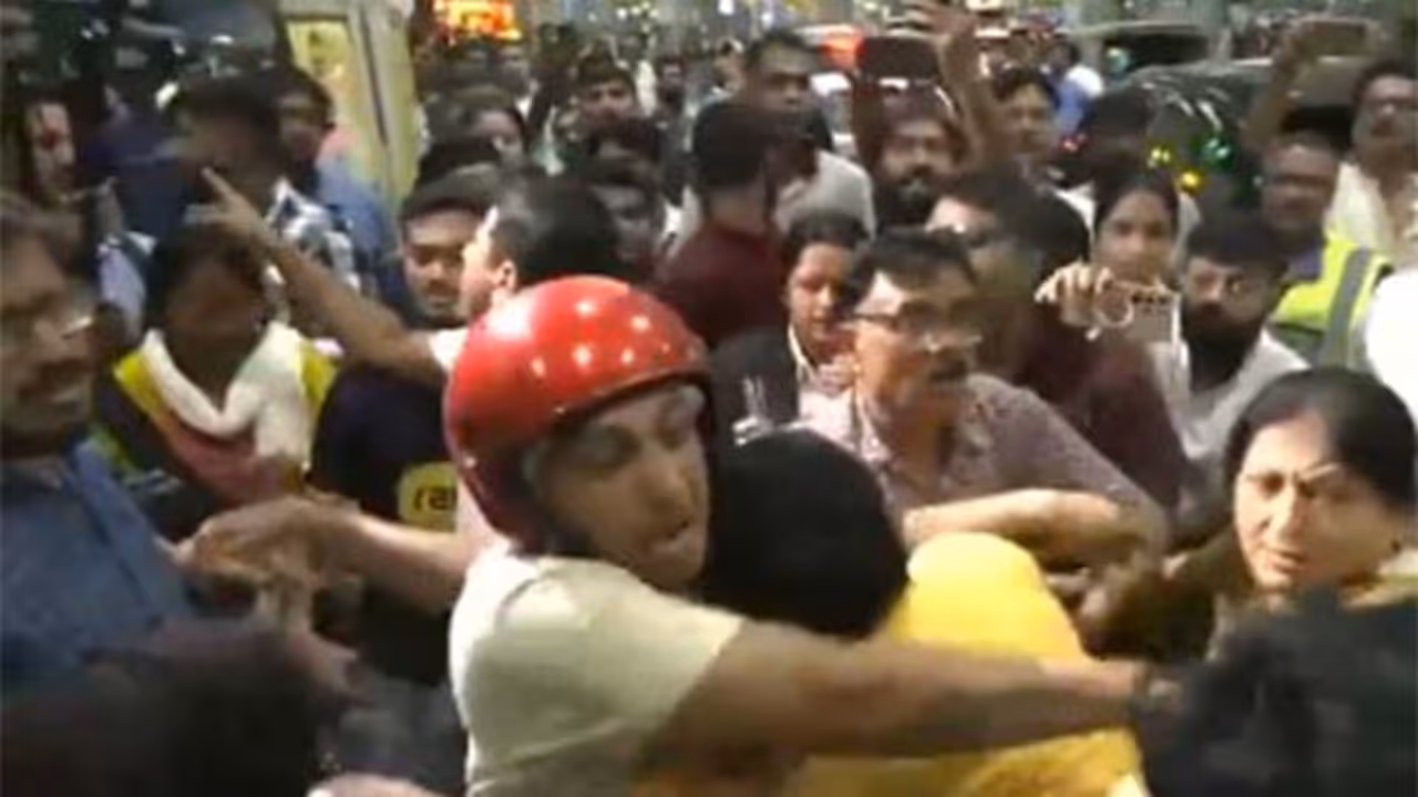 Kolkata Airport BJP TMC Clash Kolkata Airport BJP TMC Clash
