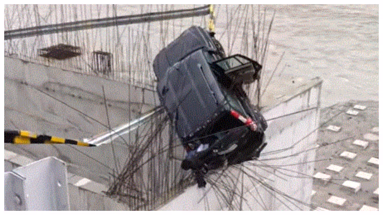 Scorpio crashes into under construction bridge Scorpio crashes into under construction bridge