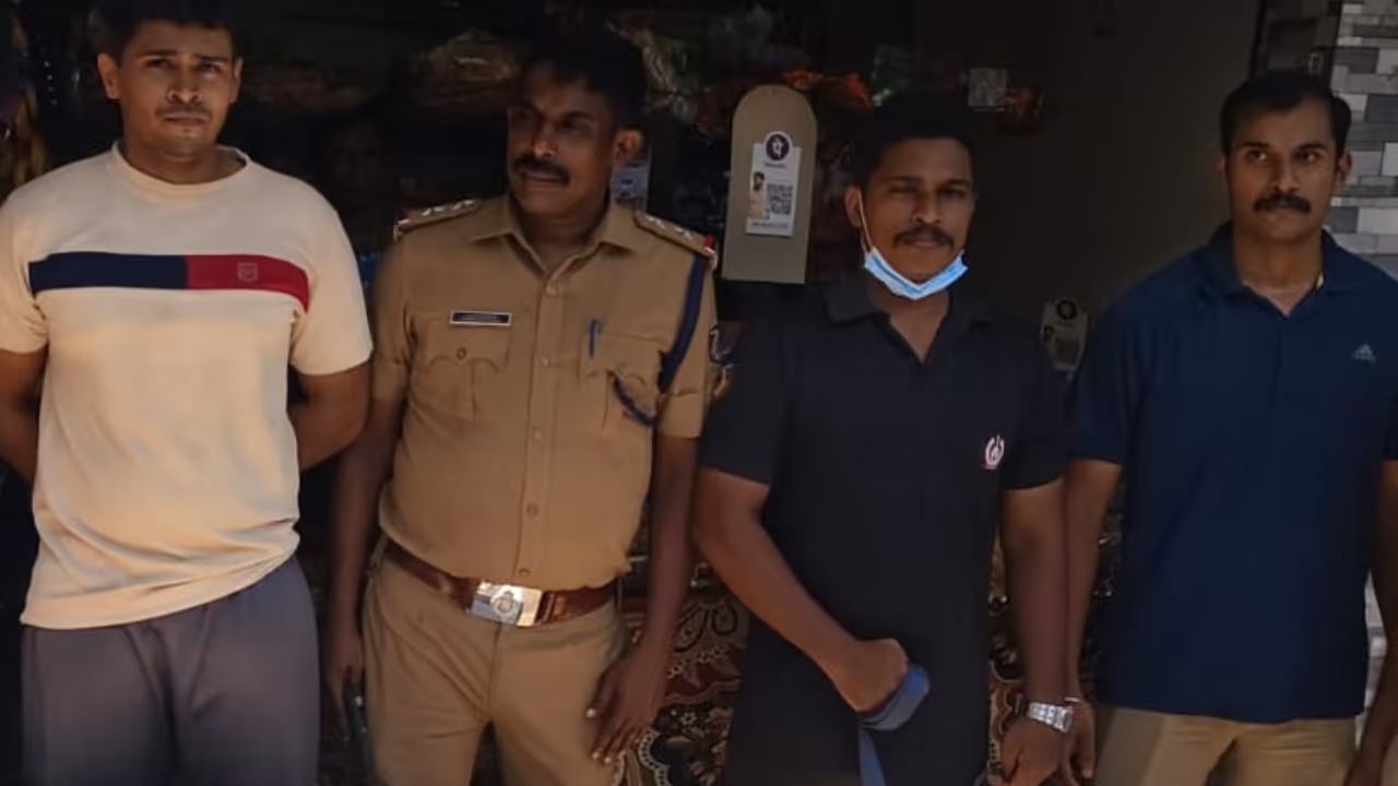 father and son arrested with banned tobacco products and rs 8 lakh in haripad father and son arrested with banned tobacco products and rs 8 lakh in haripad
