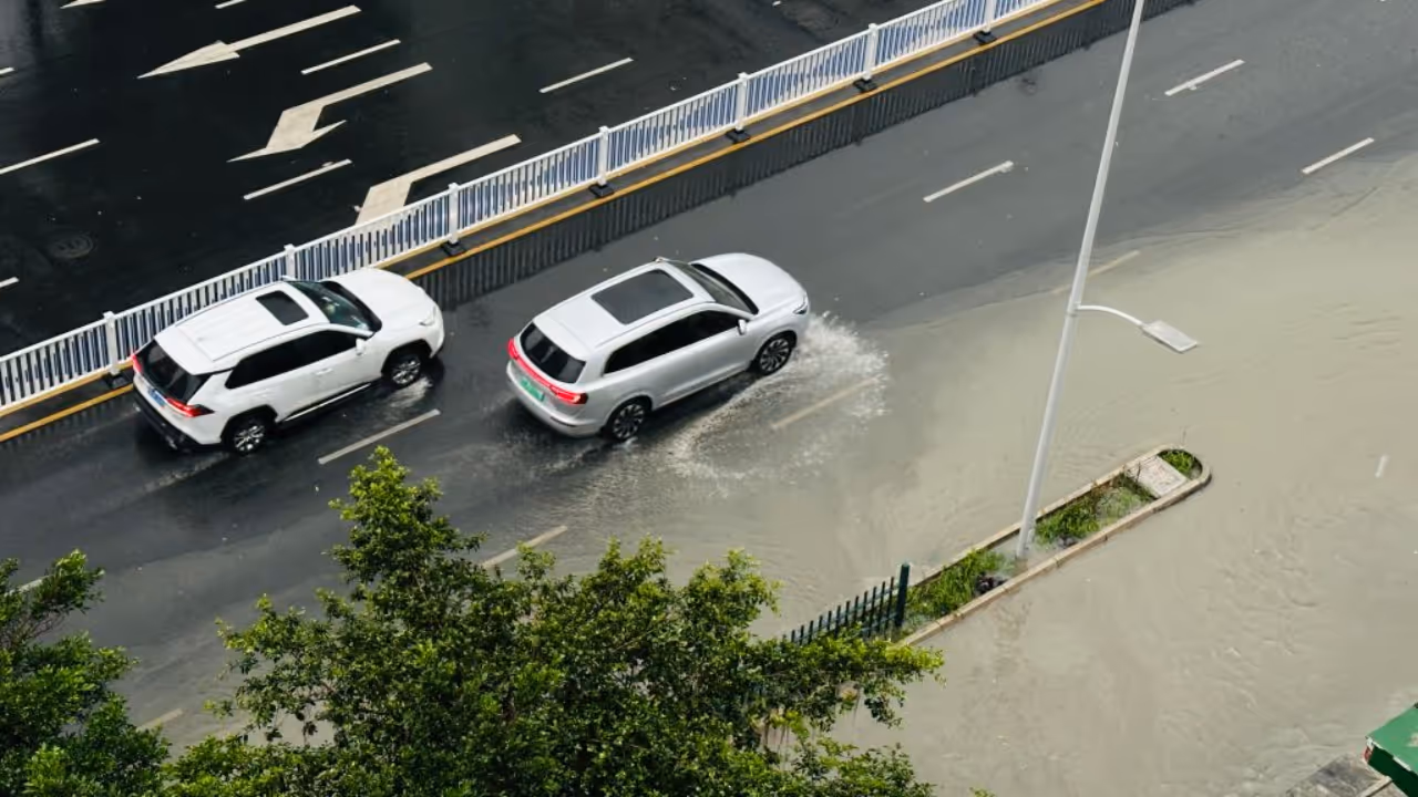 Car in water Car in water