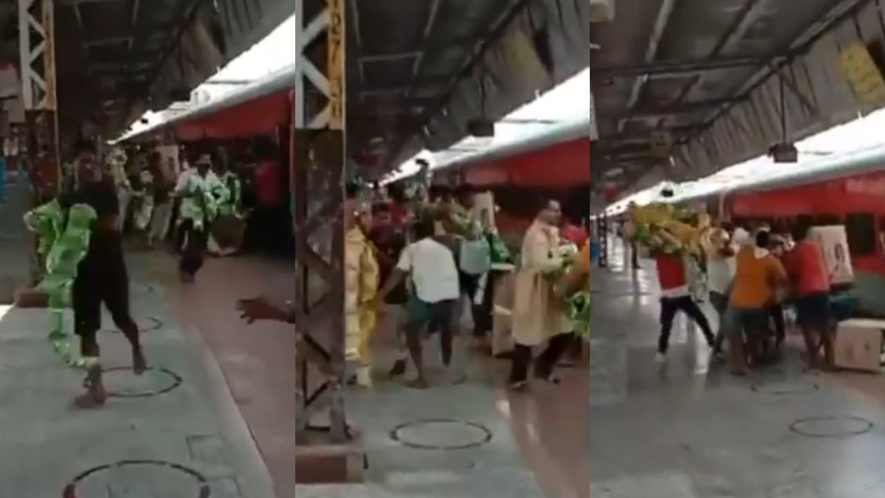 Passengers Grab Potato Chips at Bihar Railway Stadium Passengers Grab Potato Chips at Bihar Railway Stadium