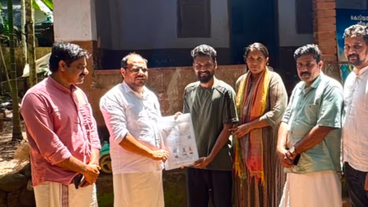 migrant worker receives land for house in kozhikode migrant worker receives land for house in kozhikode