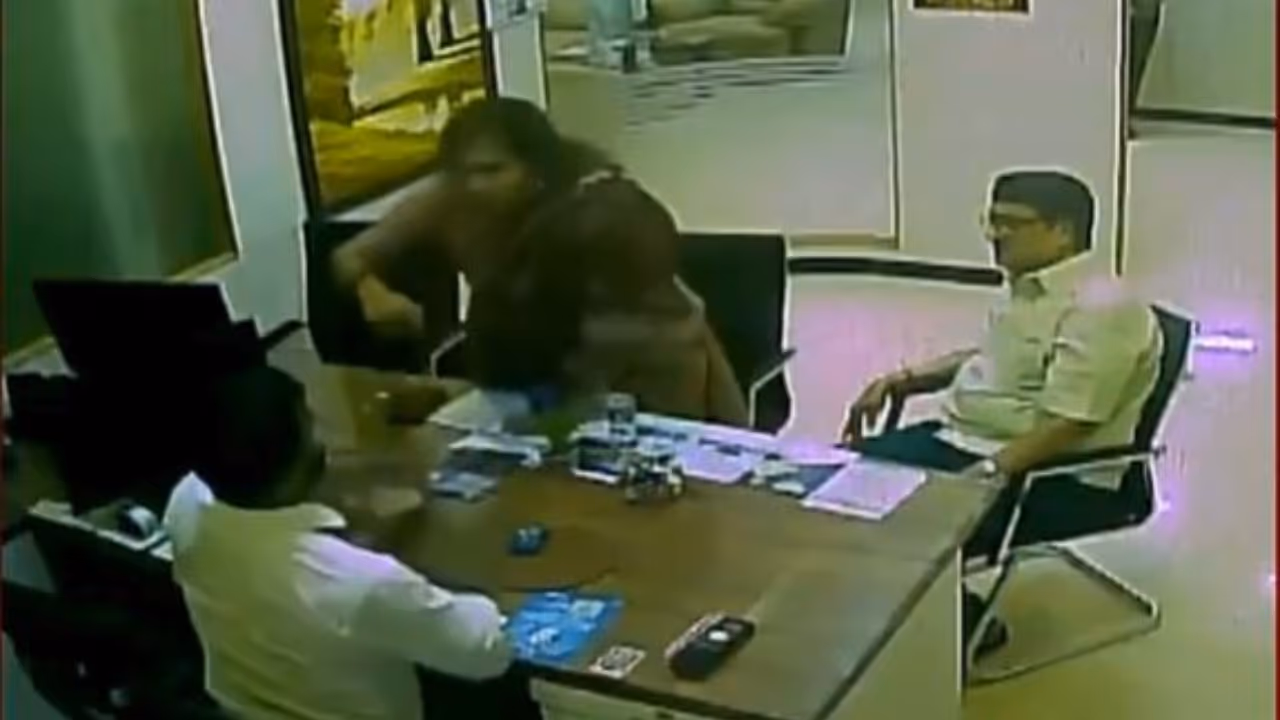 SBI bank manager slapped SBI bank manager slapped