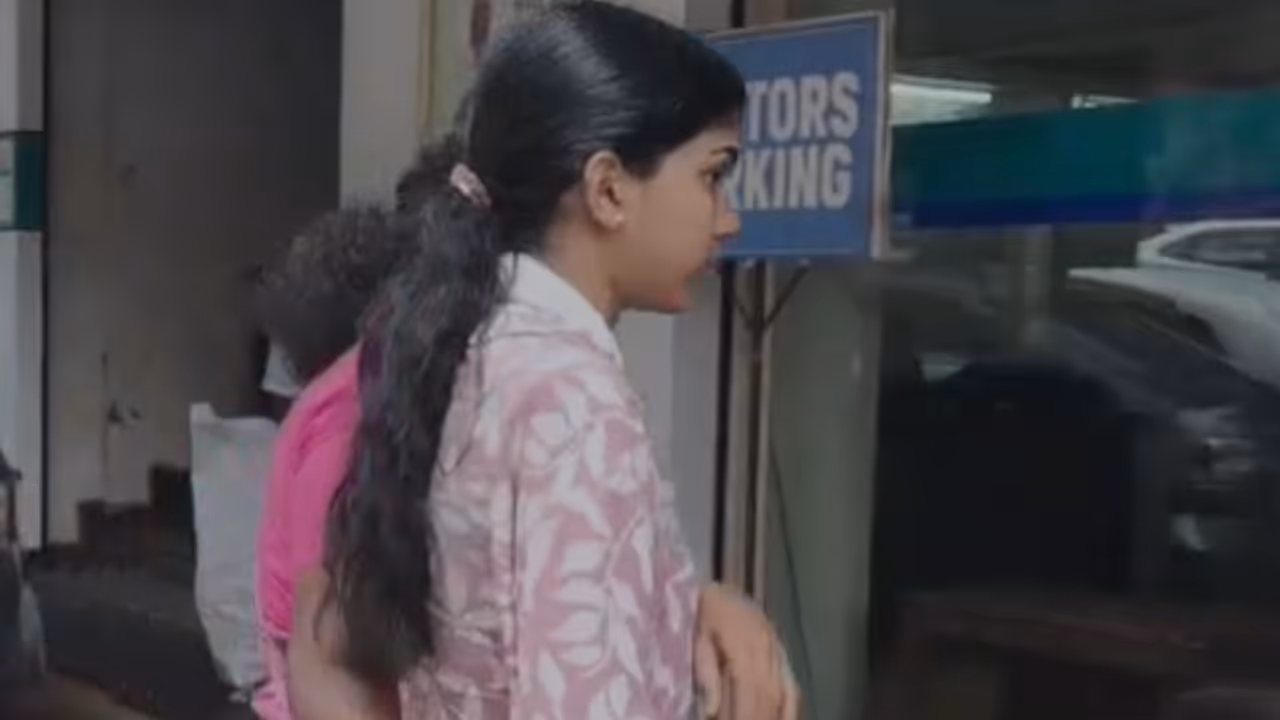 plus one student injured after falling from ksrtc Priyadarshini bus in kozhikode plus one student injured after falling from ksrtc Priyadarshini bus in kozhikode