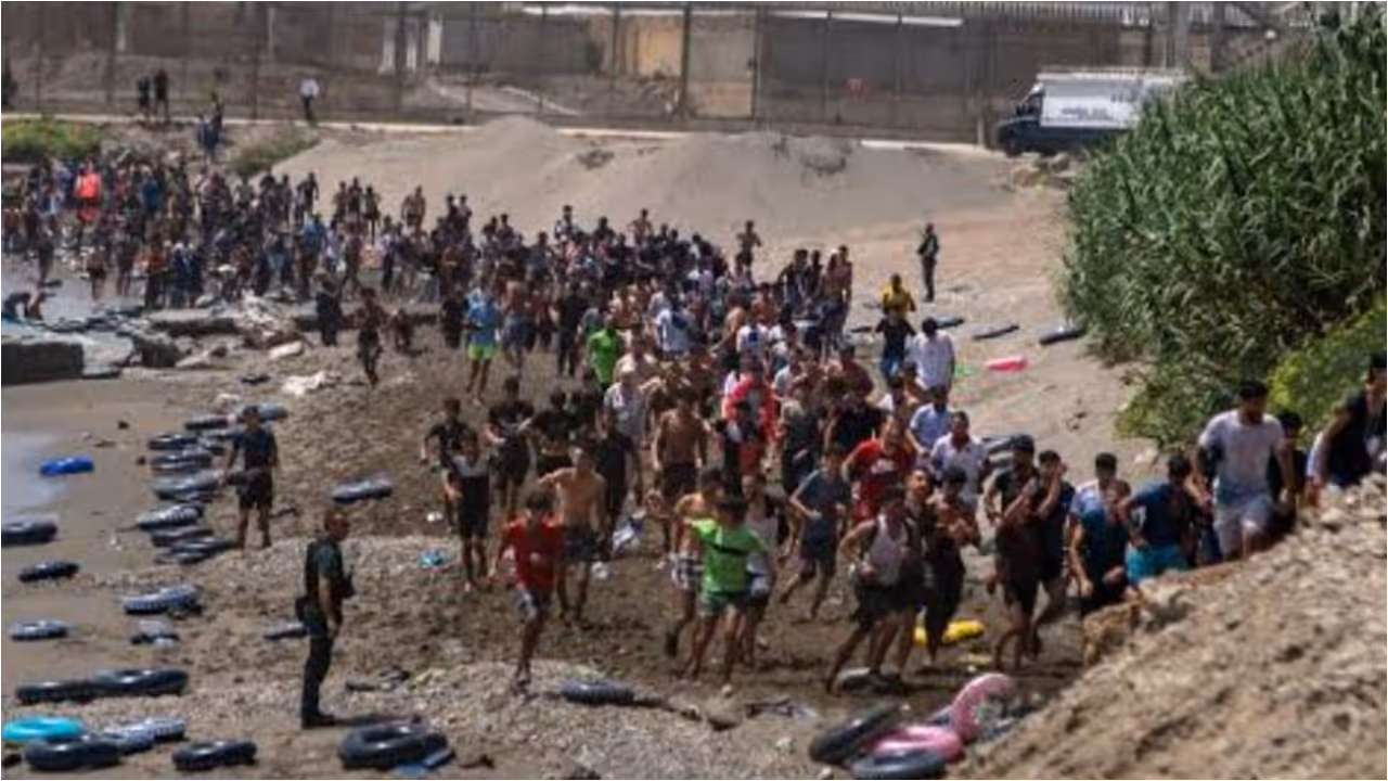 moroccan migrants enter ceuta moroccan migrants enter ceuta