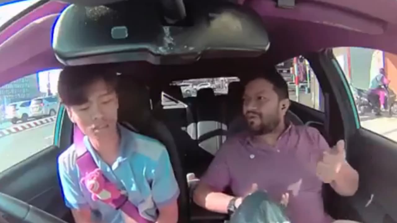Tourist Walks Away with Giving Fare to Vietnam Cab Driver Tourist Walks Away with Giving Fare to Vietnam Cab Driver