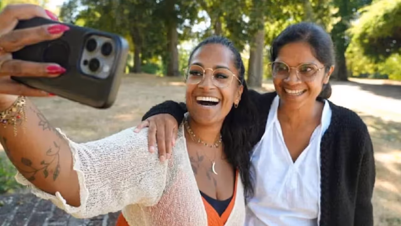 2 Childhood Friends Discover They Are Sisters 2 Childhood Friends Discover They Are Sisters