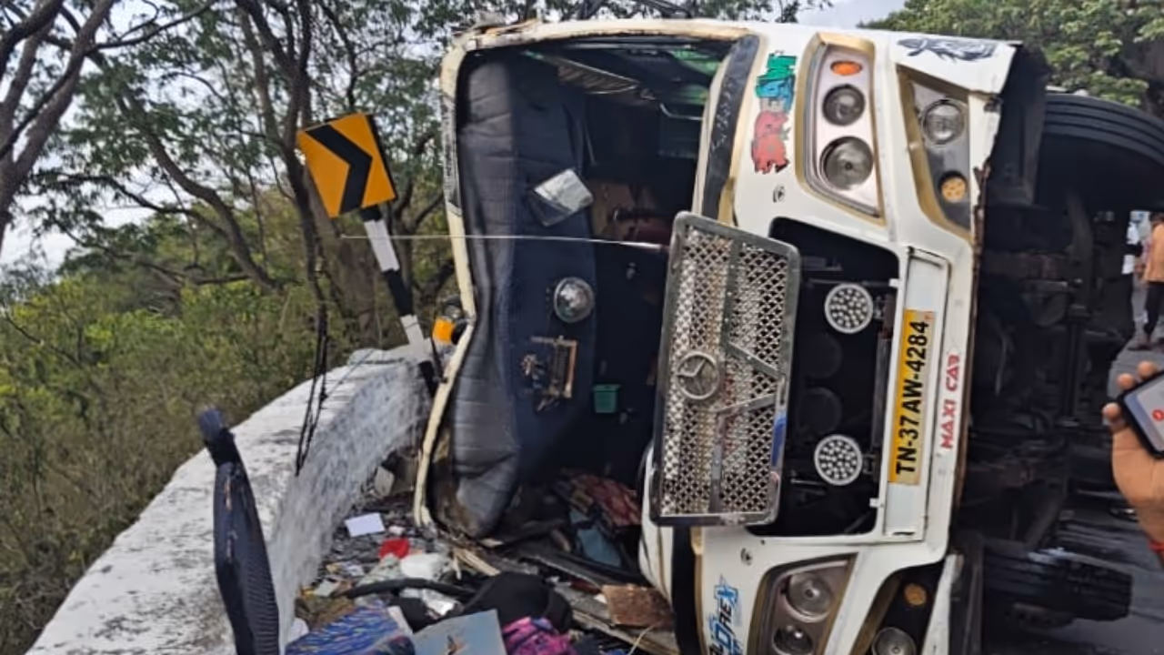 mini bus overturns in valparai after losing control 20 injured mini bus overturns in valparai after losing control 20 injured