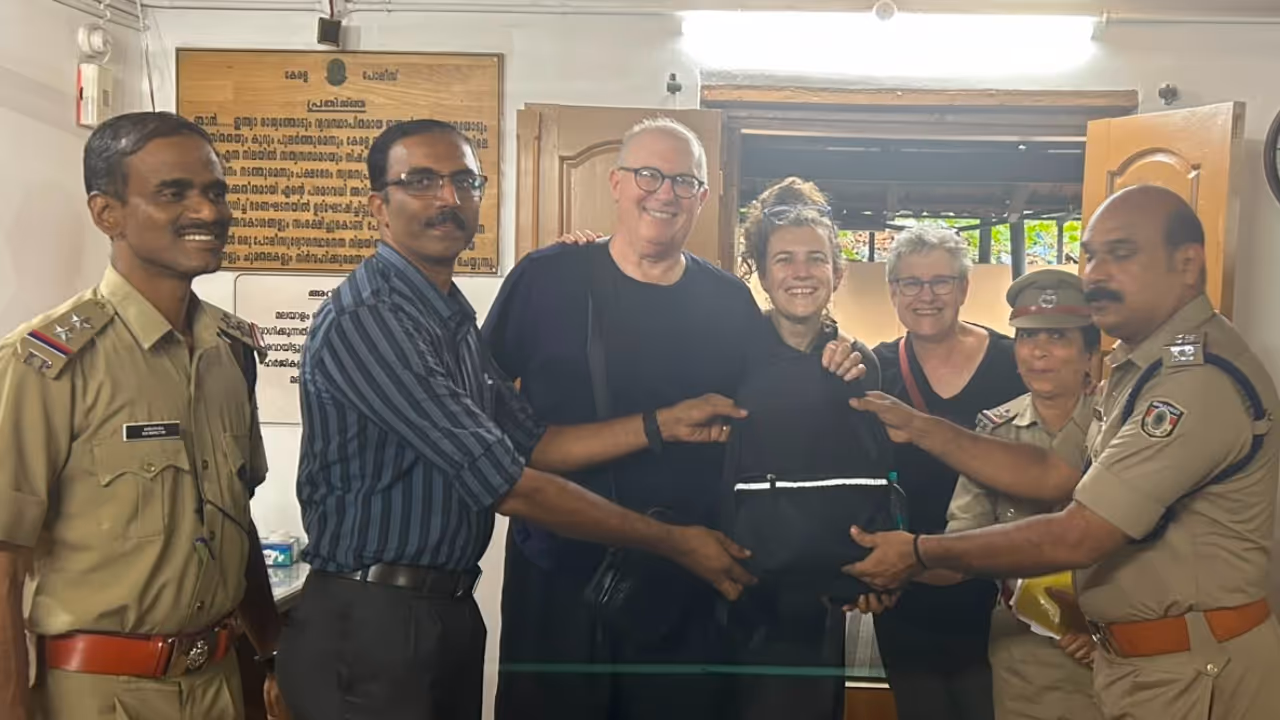 foreign tourist thanks auto driver and police after lost bag is returned in thalassery foreign tourist thanks auto driver and police after lost bag is returned in thalassery