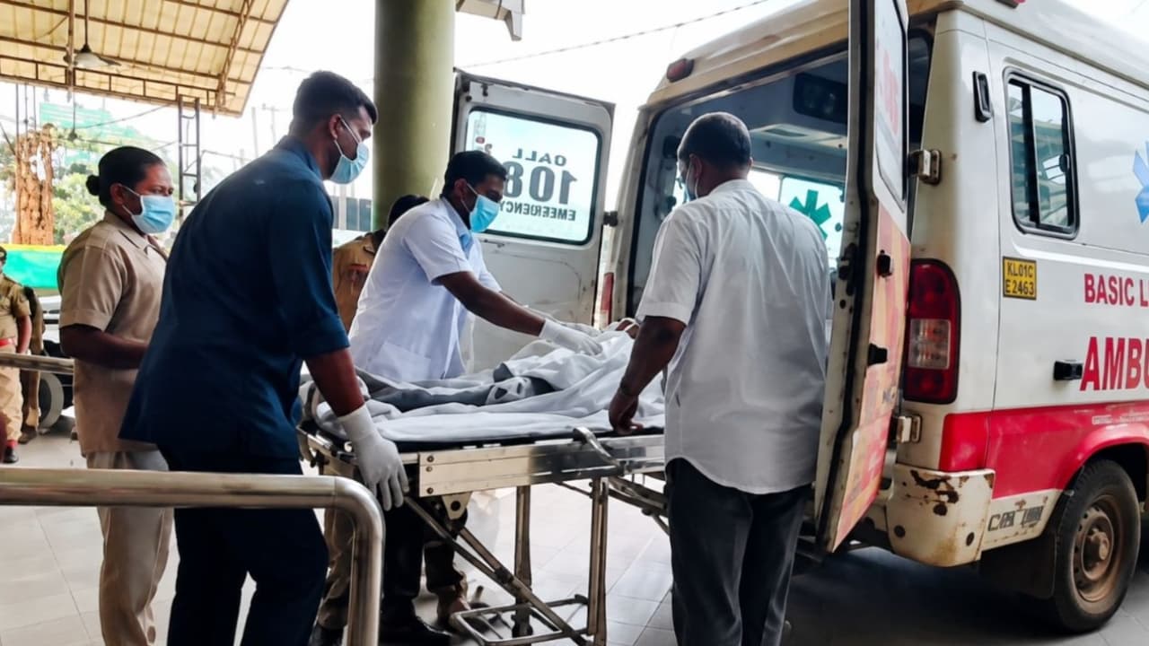 kozhikode elderly man collapses on road doctors confirm heat stroke kozhikode elderly man collapses on road doctors confirm heat stroke