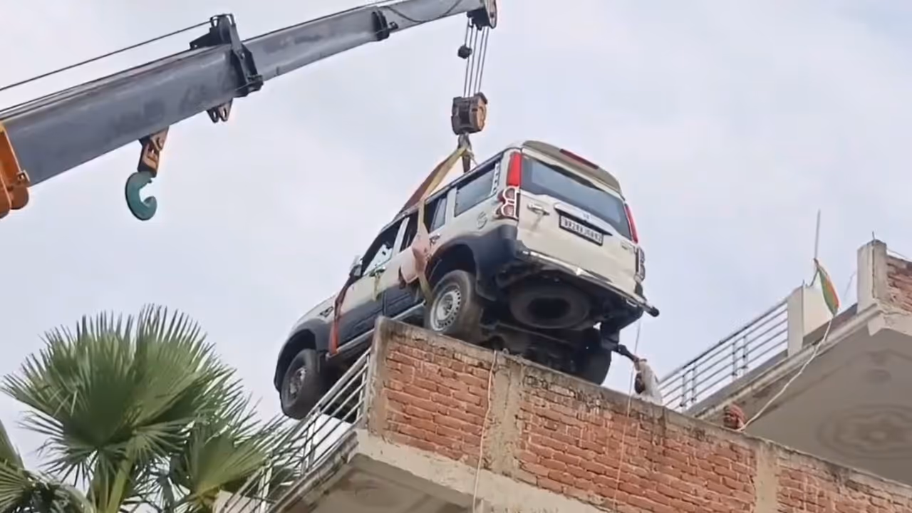 Bihar SUV Parked on rooftop video Bihar SUV Parked on rooftop video