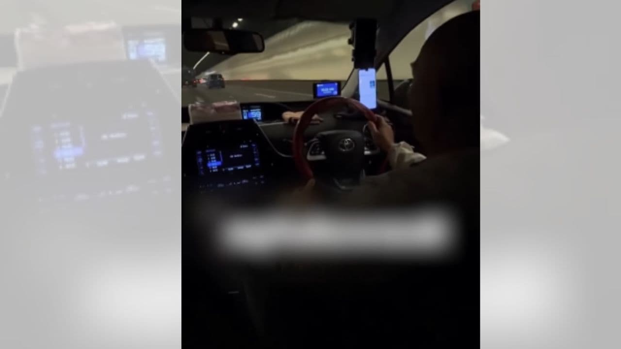 Singapore Driver Caught Texting While Driving by Female Passenger Singapore Driver Caught Texting While Driving by Female Passenger