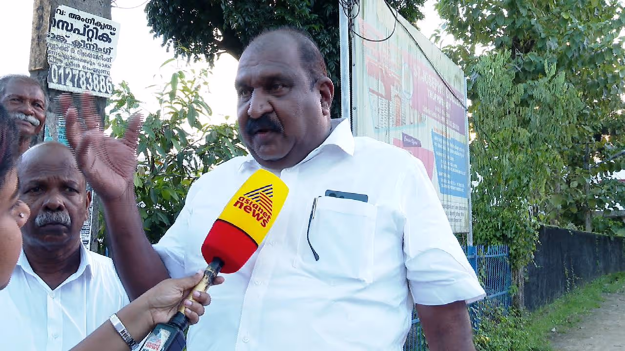 Mundamveli Life Mission Flats Residents Protest Former MLAs Remarks Mundamveli Life Mission Flats Residents Protest Former MLAs Remarks