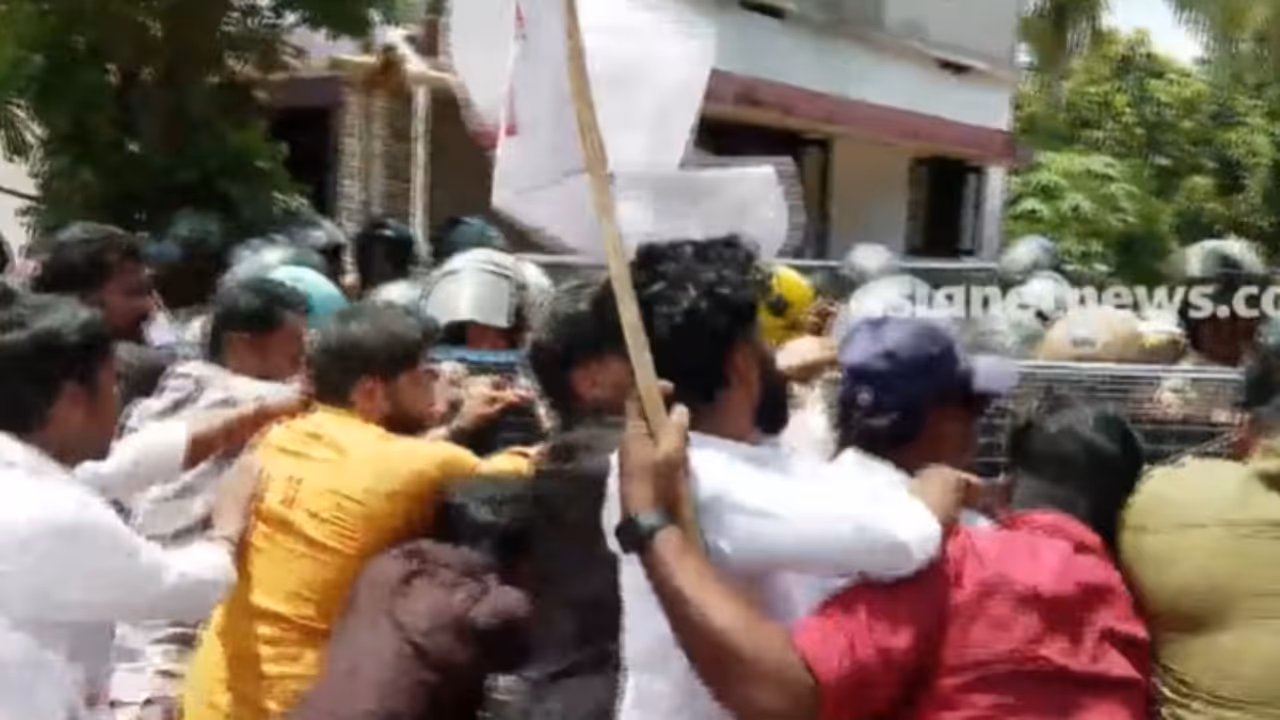 cpm march to petta police station over police search at sfi leaders house cpm march to petta police station over police search at sfi leaders house