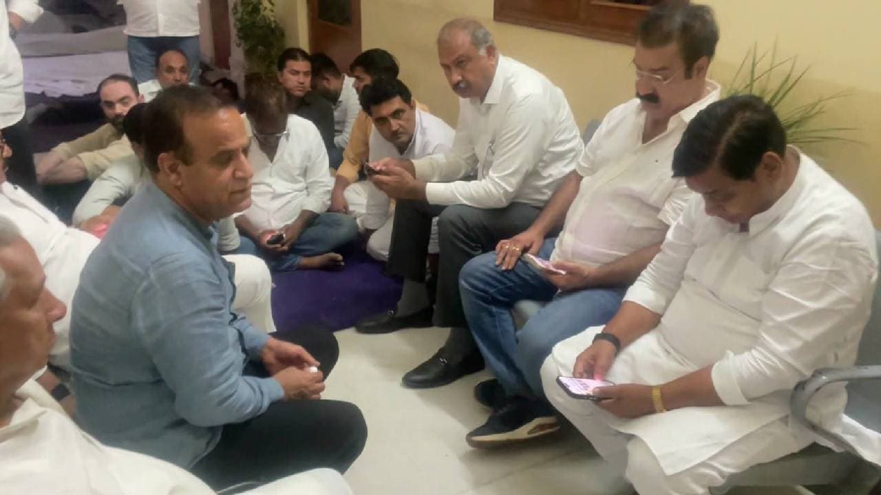 Congress Leaders Protest in Jaipur Demand FIR Against Police Personnel for Assaulting NSUI Leader Congress Leaders Protest in Jaipur Demand FIR Against Police Personnel for Assaulting NSUI Leader