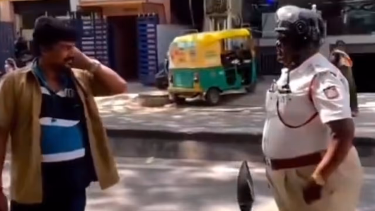 Bengaluru Traffic Cop Accused Of Slapping Auto Driver After Accident, Video Goes Viral (WATCH) Bengaluru Traffic Cop Accused Of Slapping Auto Driver After Accident, Video Goes Viral (WATCH)