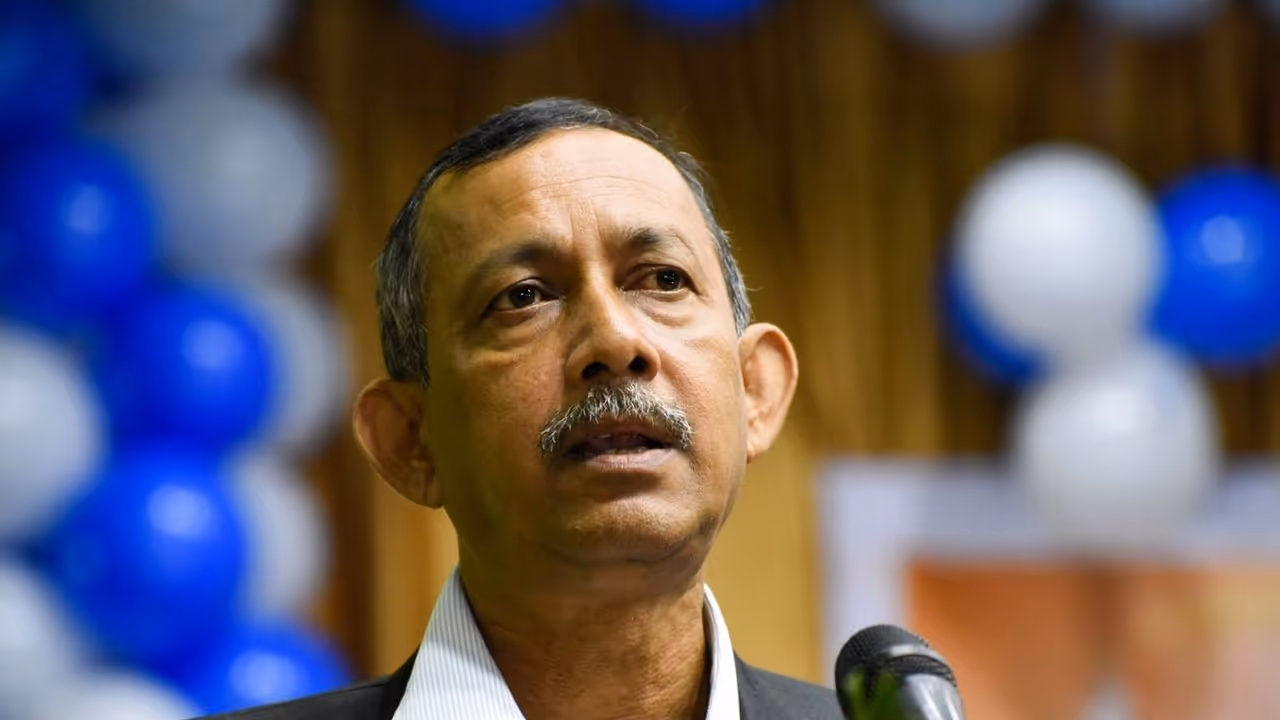 Gautam Deb has resigned from the post of Mayor of Siliguri Municipal Corporation Gautam Deb has resigned from the post of Mayor of Siliguri Municipal Corporation