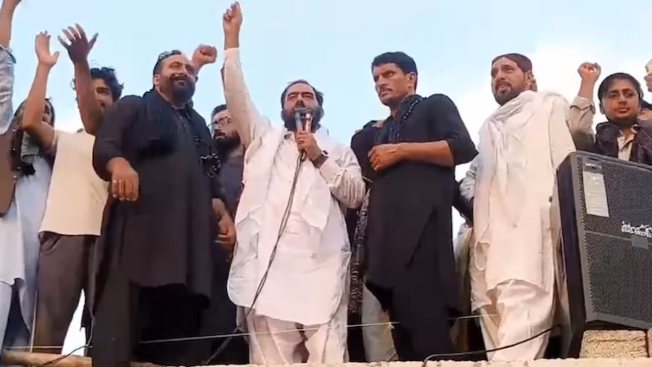 Sardar Aman Khan leader of the Joint Awami Action Committee claimed that it is Pakistan military that originally supplied weapons to Kashmiris Sardar Aman Khan leader of the Joint Awami Action Committee claimed that it is Pakistan military that originally supplied weapons to Kashmiris