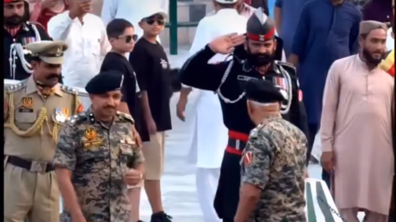 Pakistan Ranger Giving Smart Salute to Indian Army Officer Pakistan Ranger Giving Smart Salute to Indian Army Officer