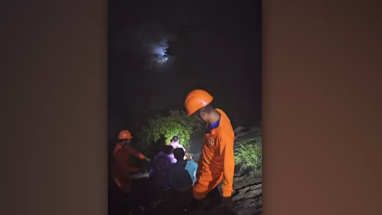 two youths rescued after getting stranded on ponmudikotta hill in wayanad two youths rescued after getting stranded on ponmudikotta hill in wayanad