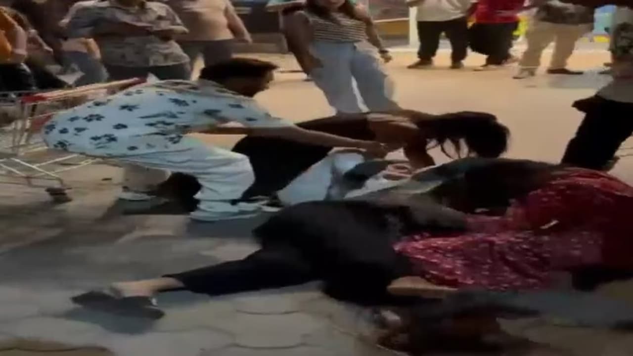 Two girls got into a fight on the street