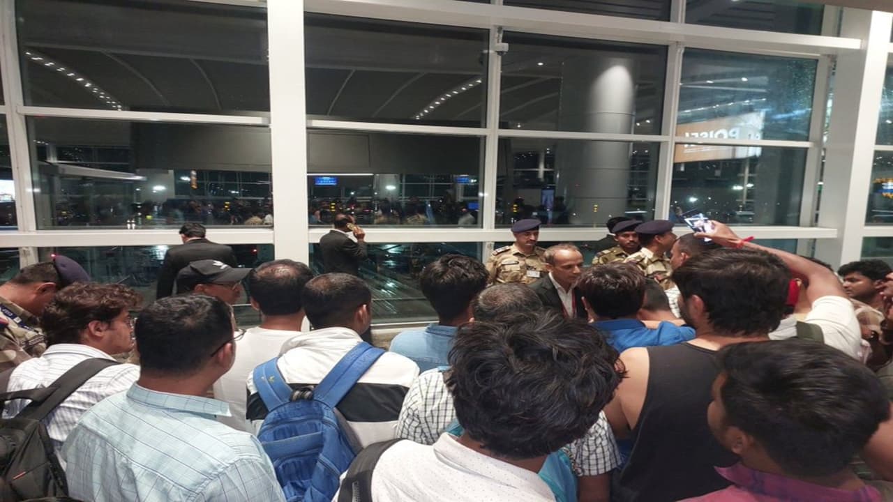 Delhi airport, flight delay Delhi airport, flight delay