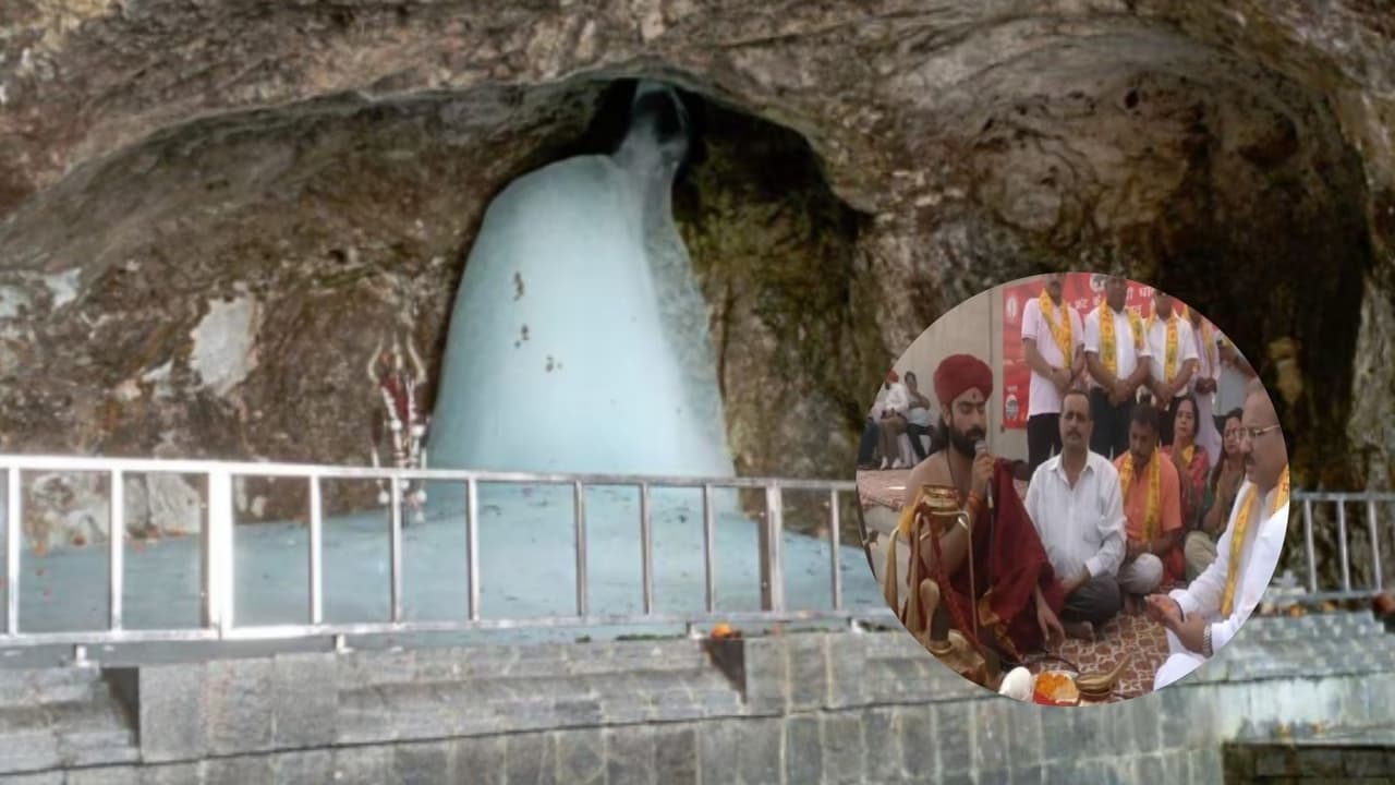 Vishwa Hindu Parishad (VHP) performs first puja for Amarnath Yatra (Photo/ANI) Vishwa Hindu Parishad (VHP) performs first puja for Amarnath Yatra (Photo/ANI)